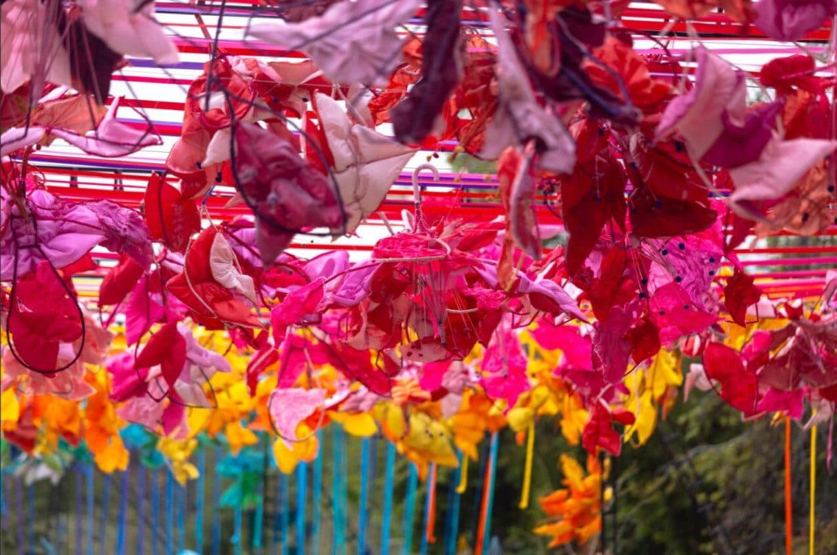 Intervención textil en tonos rosados y rojos