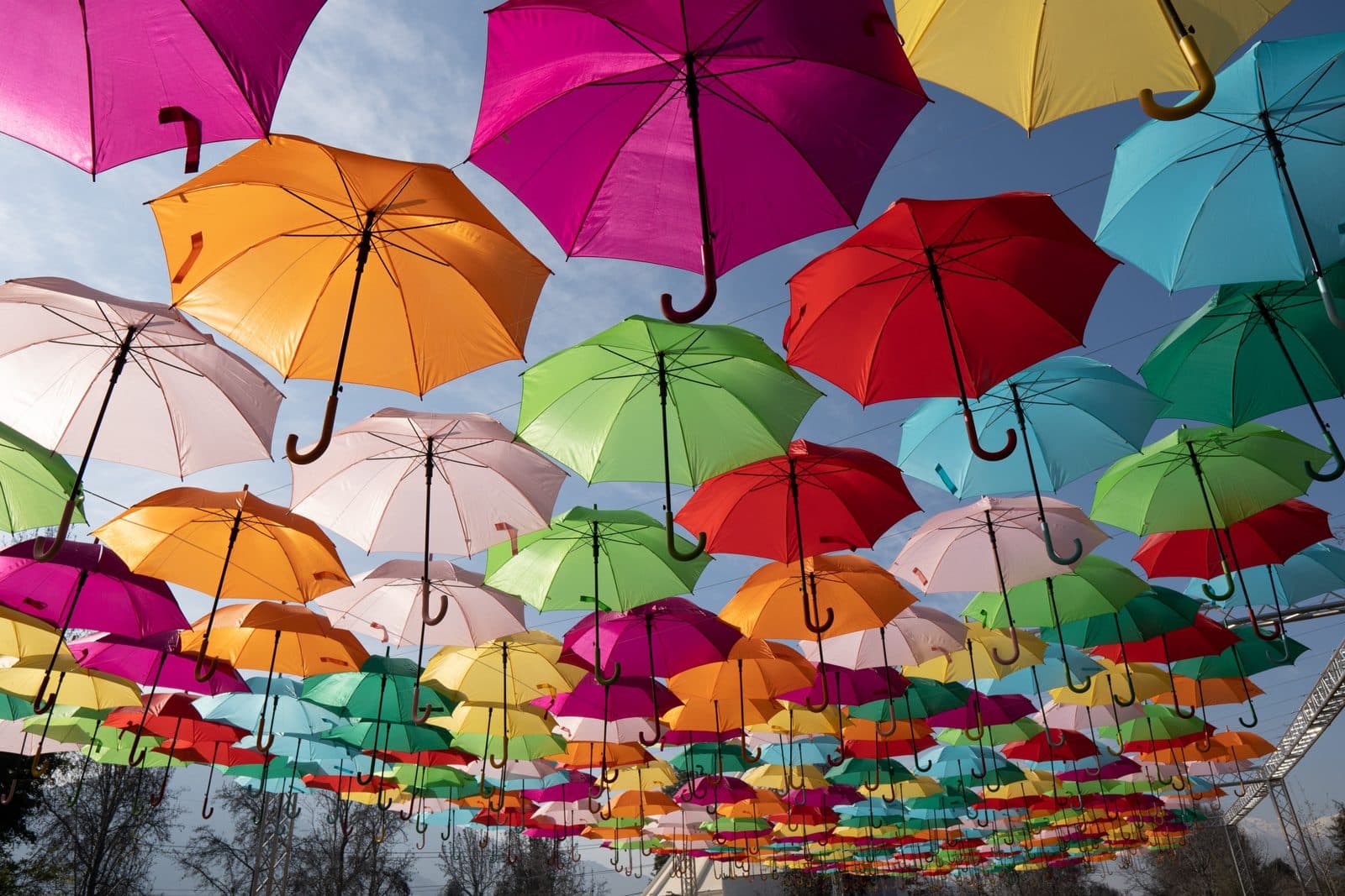 Paraguas de colores suspendidos sobre el camino principal