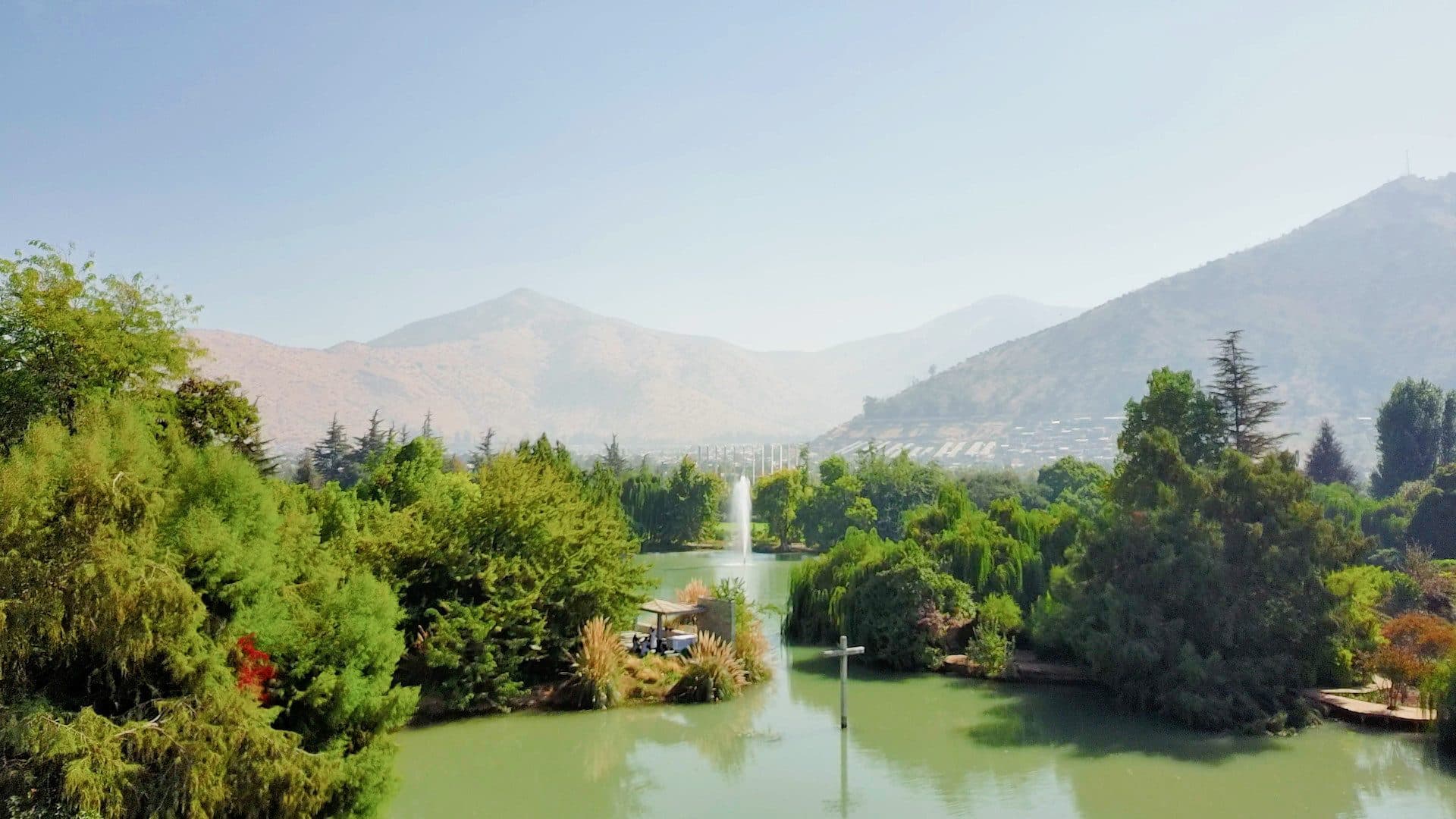 La laguna de Más Parque rodeada de jardines y árboles
