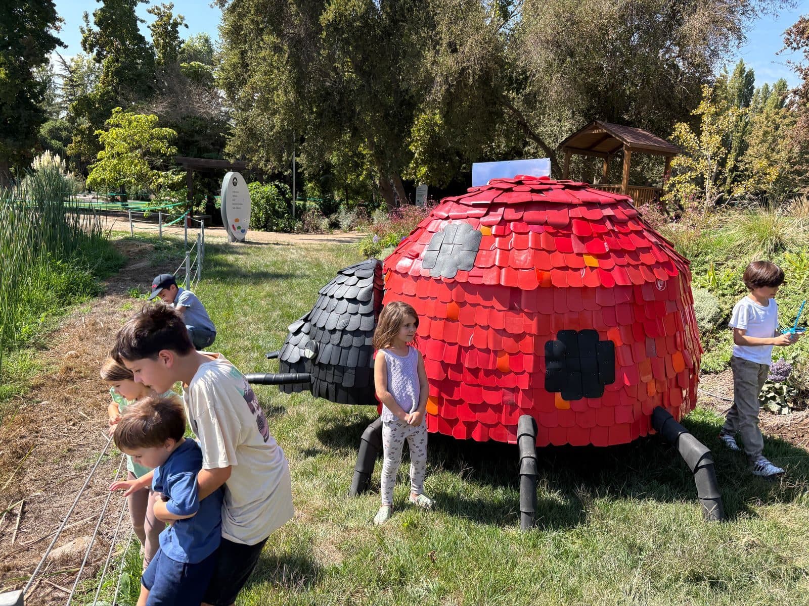 Familia junto a la escultura de chinita en los jardines