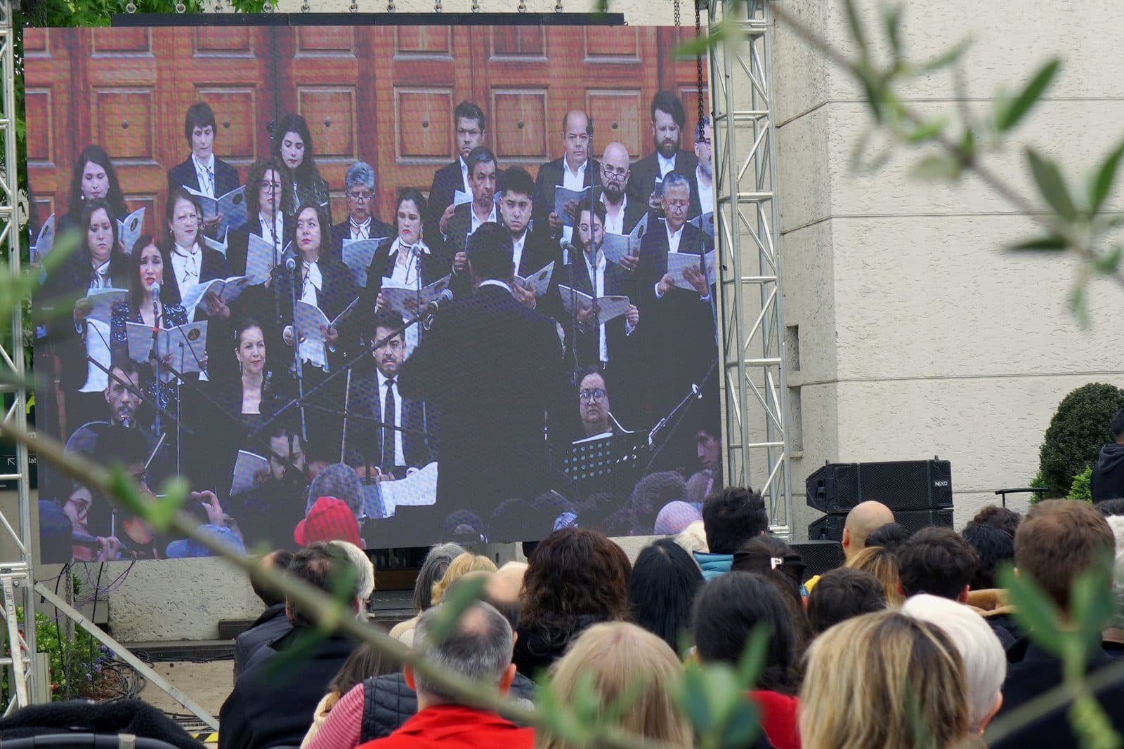 Público frente a una pantalla gigante al aire libre