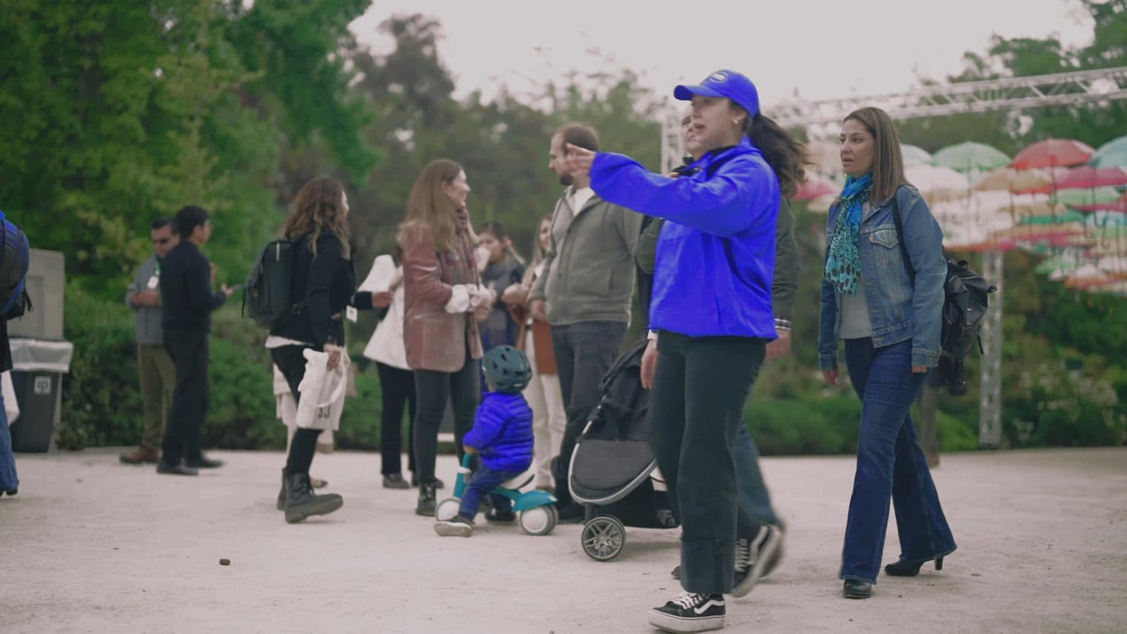 Visitantes recorriendo Más Parque con una guía del equipo